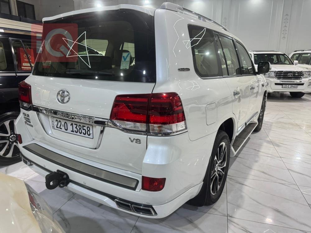 تۆیۆتا لاند کروزەر